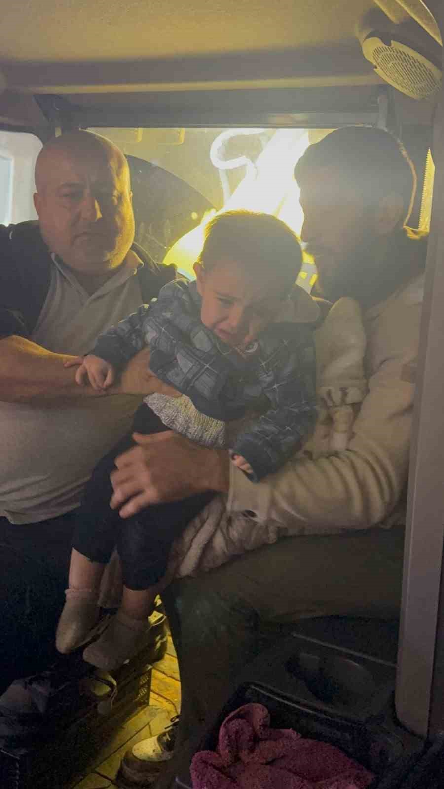 Selde mahsur kalan 11 kişilik aileyi itfaiye kurtardı
