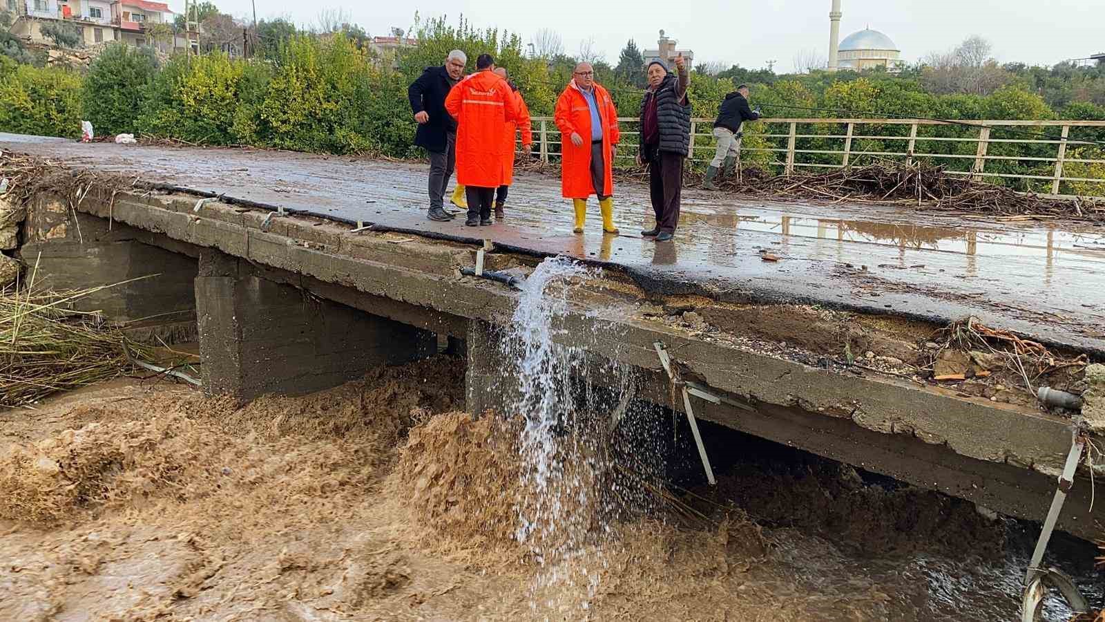 Selde mahsur kalan vatandaş kepçeyle kurtarıldı
