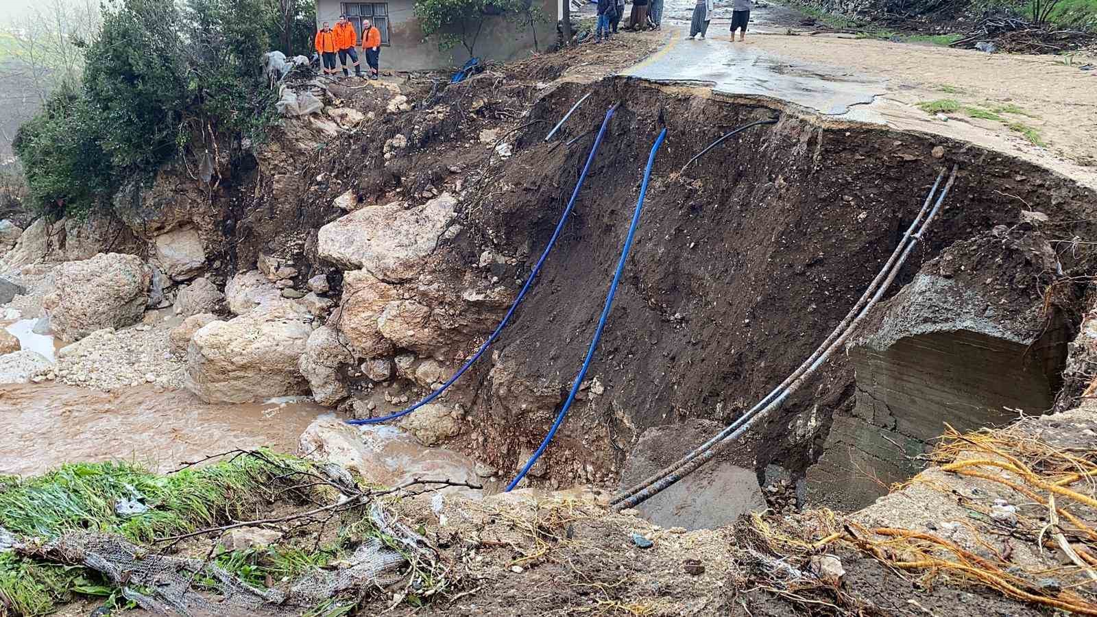 Selde mahsur kalan vatandaş kepçeyle kurtarıldı
