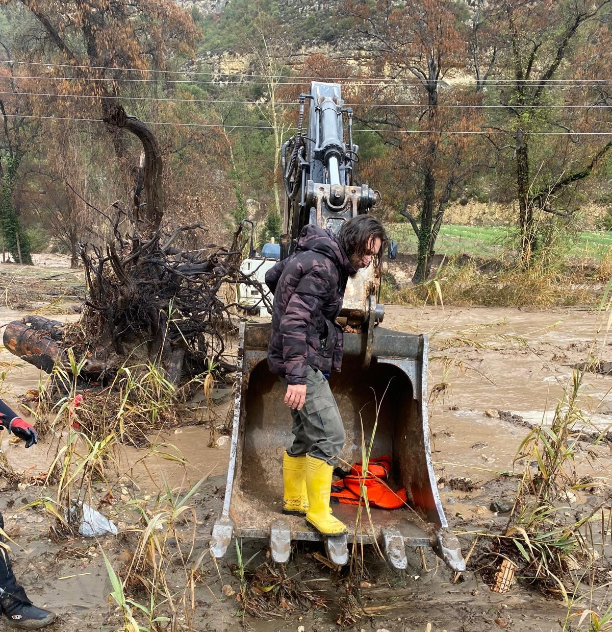 Selde mahsur kalan vatandaş kepçeyle kurtarıldı
