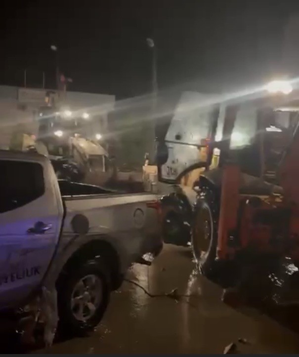 Sele kapılan araçtaki 2 kişi hayatını kaybetti, çevre illerden destek ekipleri sevk edildi
