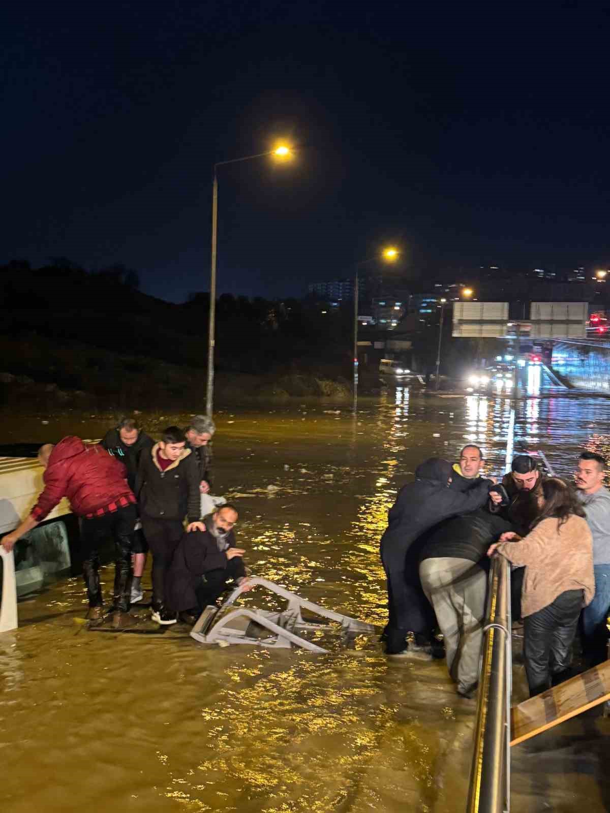 Sele kapılan minibüste can pazarı
