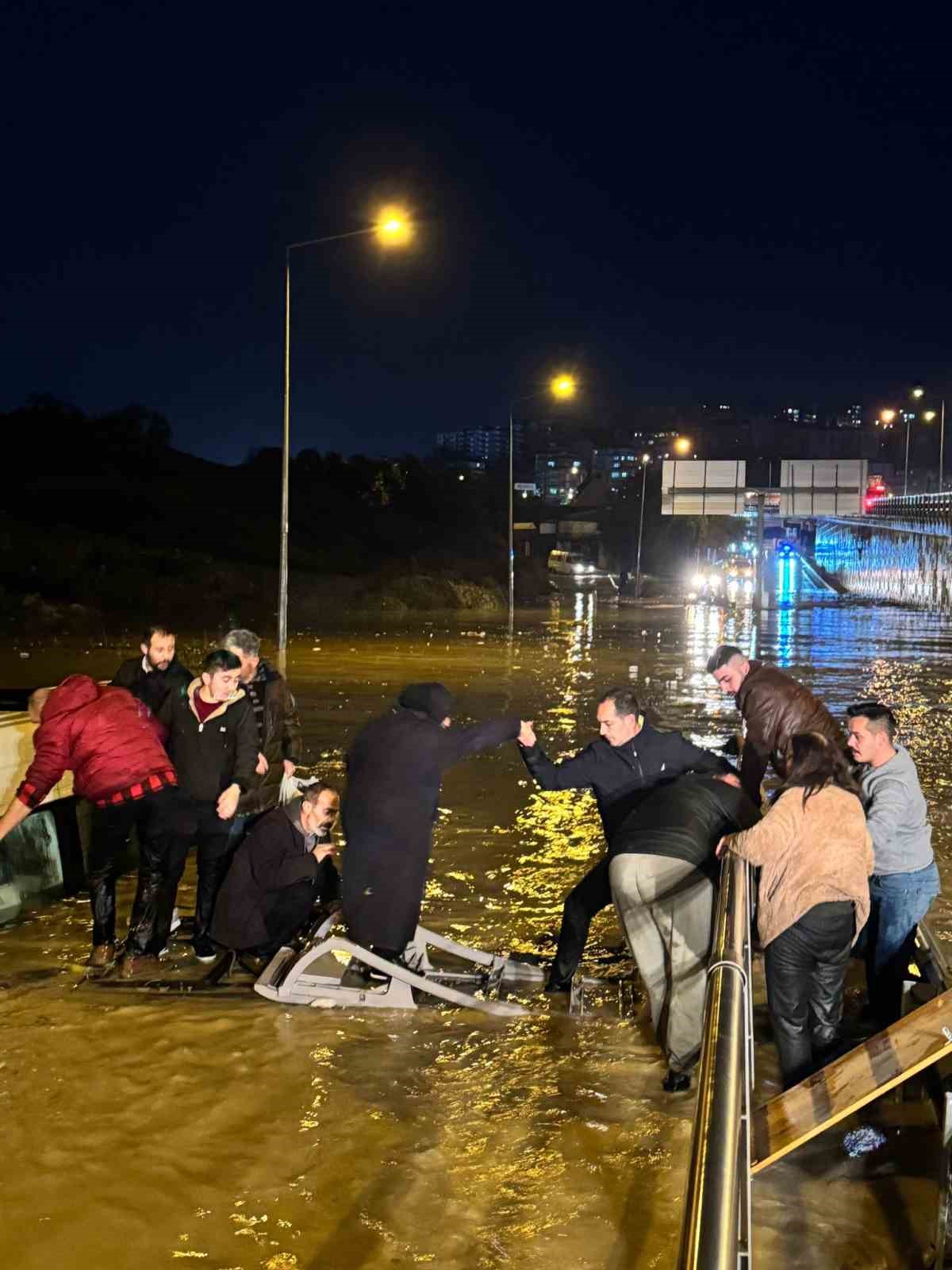 Sele kapılan minibüste can pazarı
