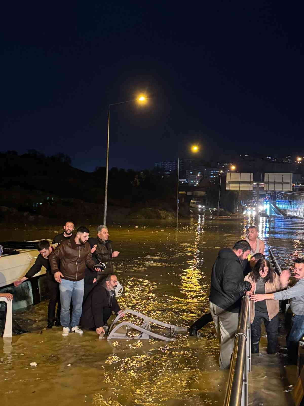 Sele kapılan minibüste can pazarı
