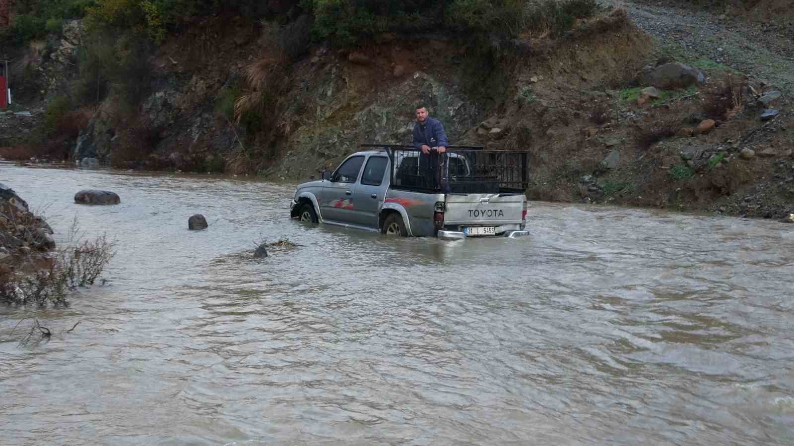 Sele teslim olan yollarda araçlar mahsur kaldı: Yaşanan zor anlar kamerada
