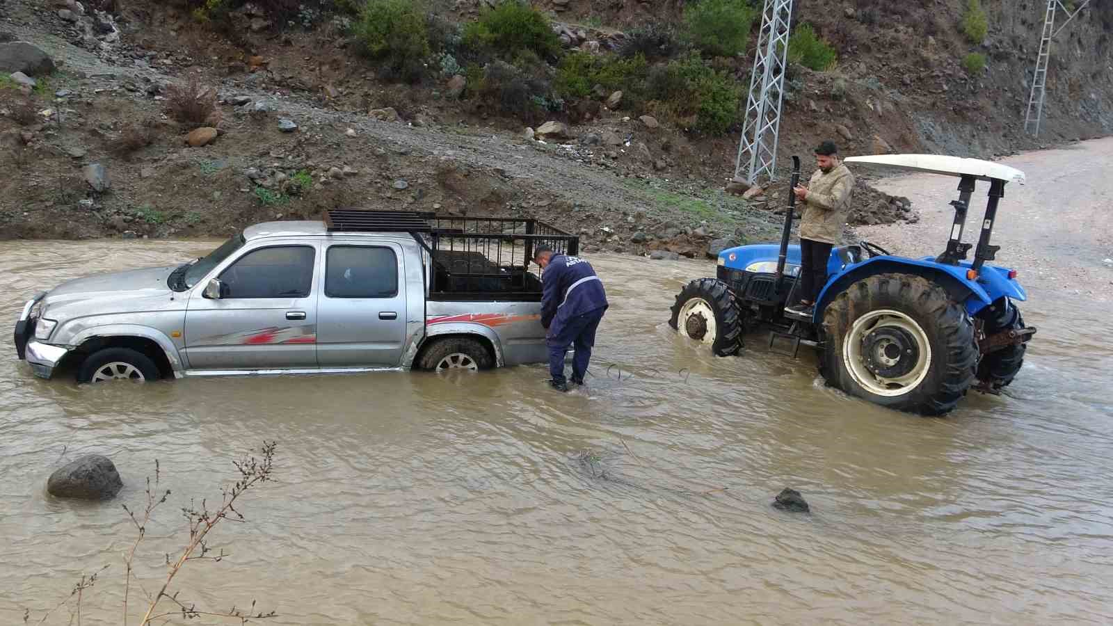 Sele teslim olan yollarda araçlar mahsur kaldı: Yaşanan zor anlar kamerada
