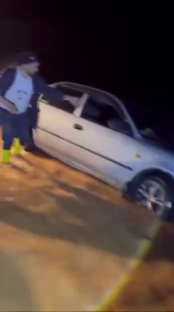 Sele teslim olan yollarda araçlar mahsur kaldı: Yaşanan zor anlar kamerada
