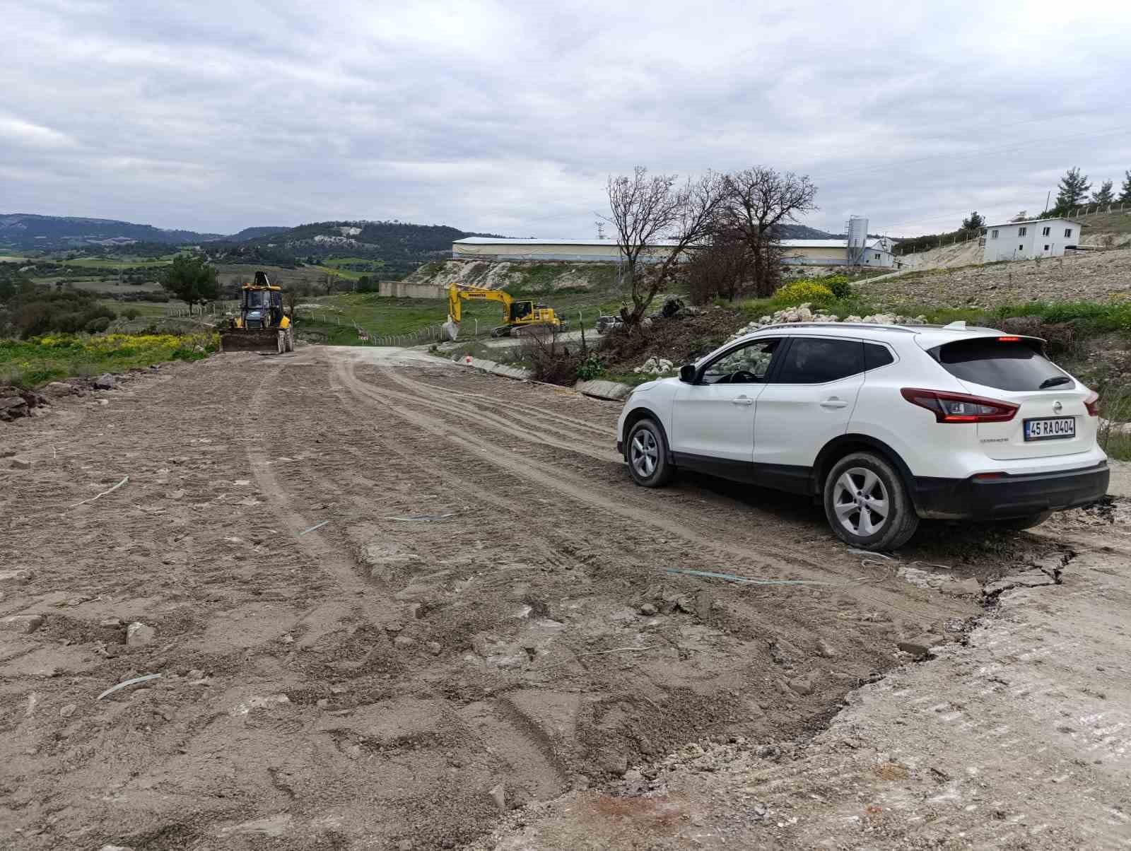 Selendi-Kula eski yolu yeniden trafiğe açıldı
