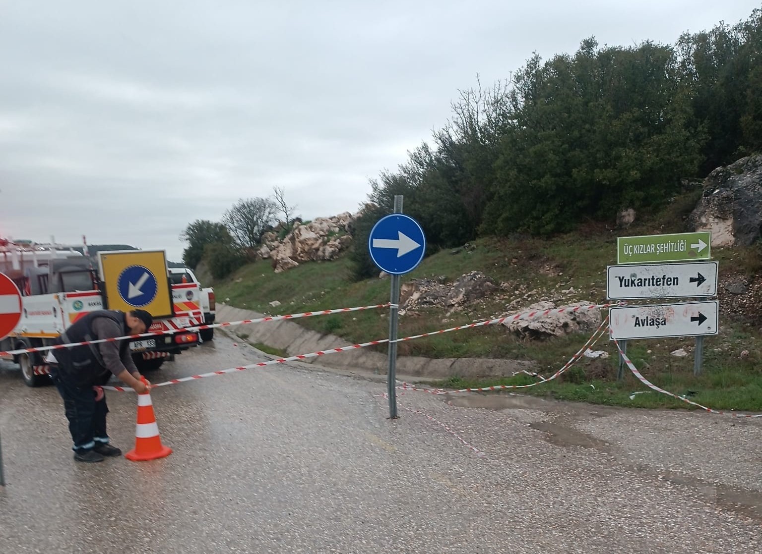 Selendi-Kula yolu yeniden trafiğe kapatıldı
