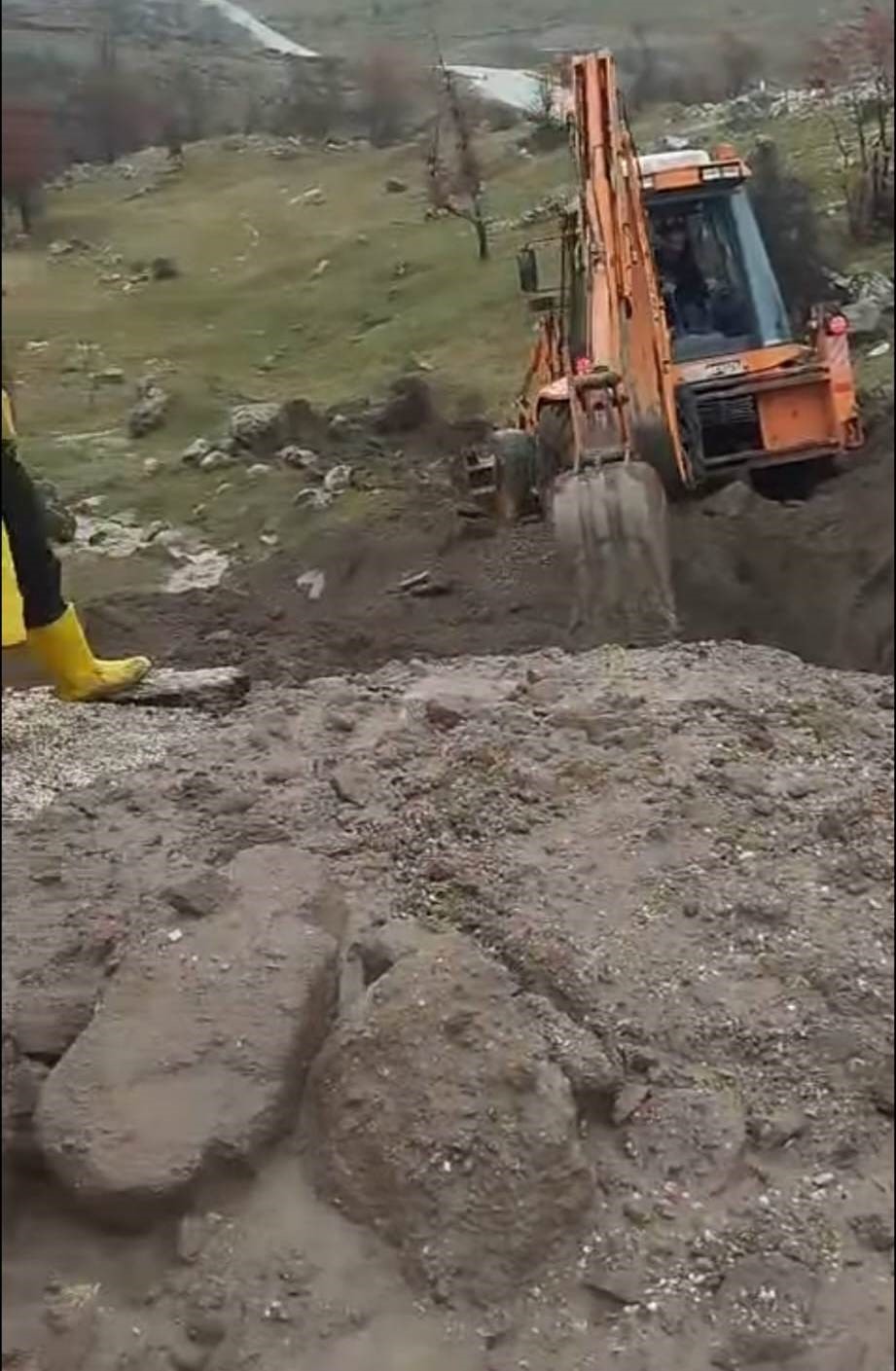 Selendi-Simav Karayolu’nda yoğun yağış sonrası çökme
