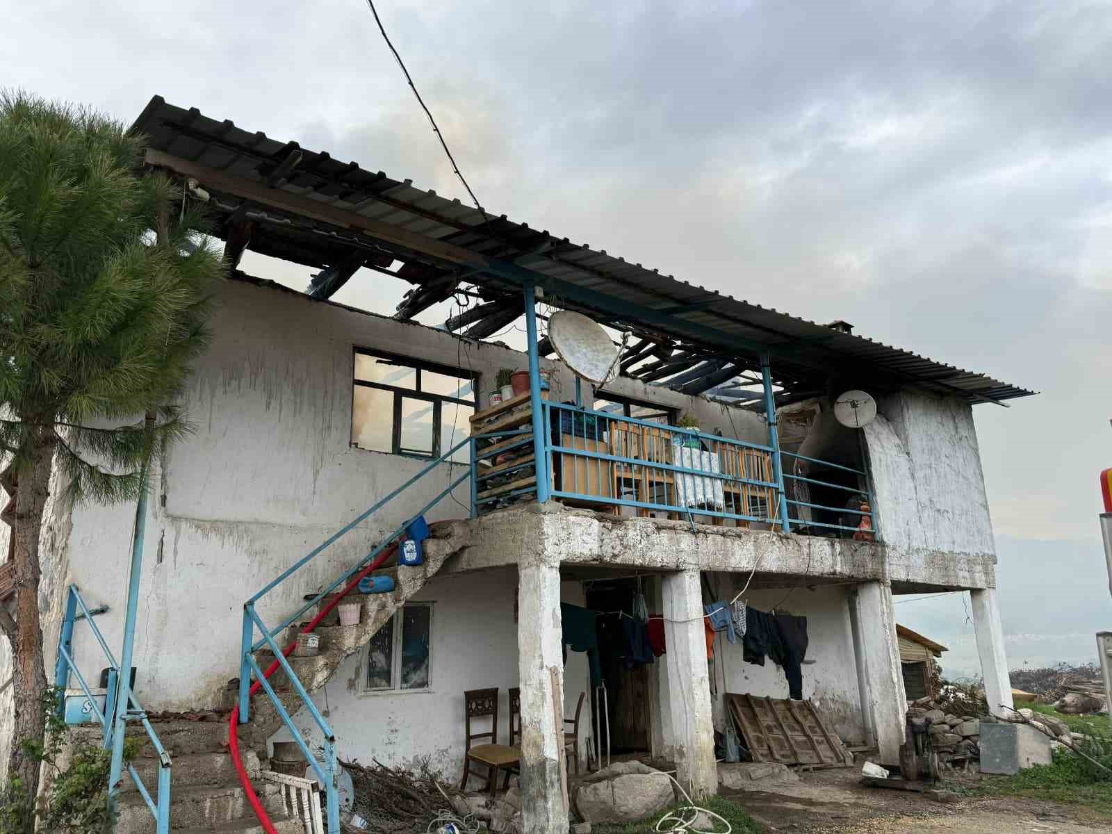 Selendi’de 2 katlı ev yangında kül oldu
