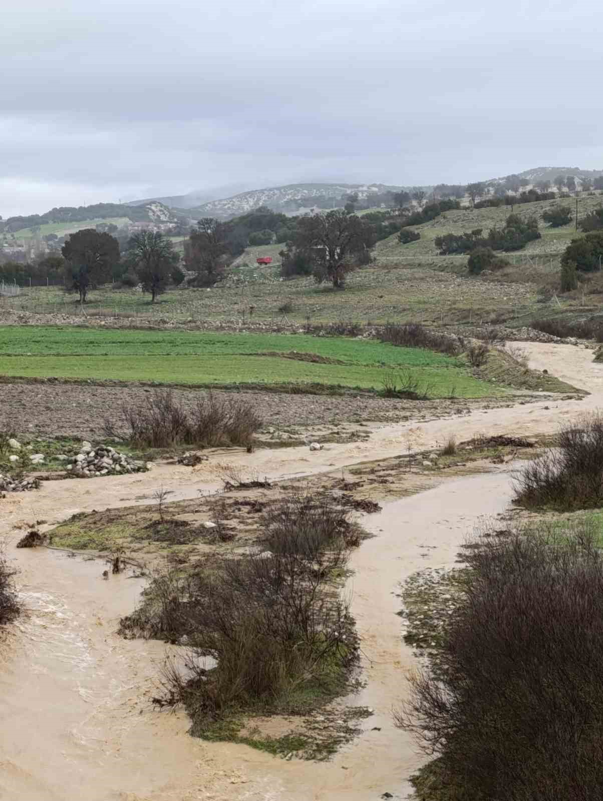 Selendi’de çay ve dereler taştı
