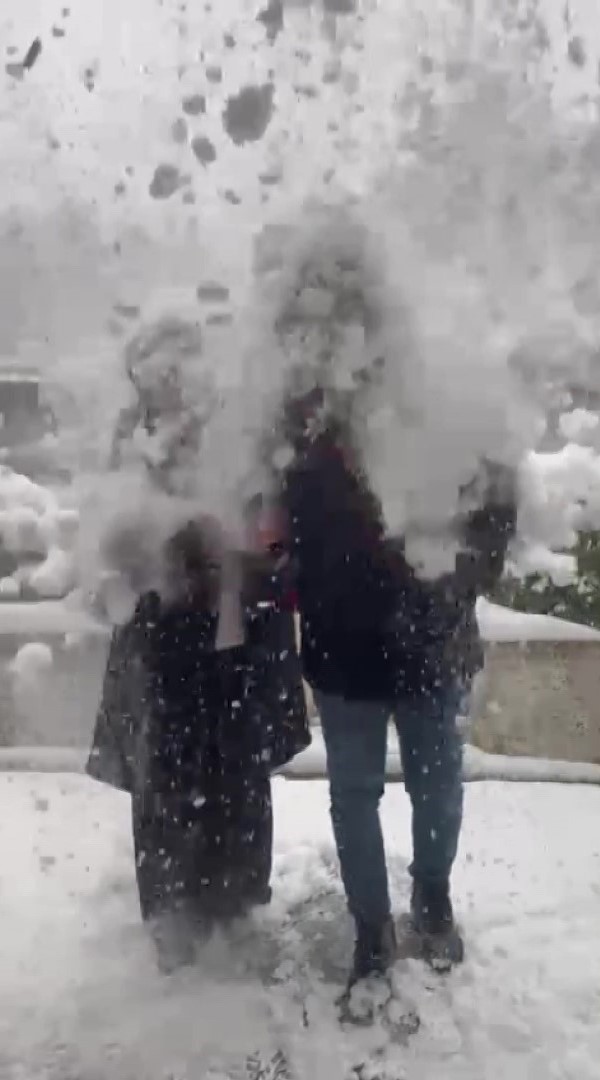 Selfie yapan çifte soğuk şok: Tentedeki karlar üstlerine döküldü
