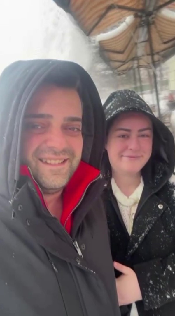 Selfie yapan çifte soğuk şok: Tentedeki karlar üstlerine döküldü
