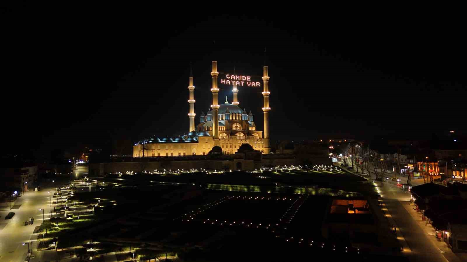 Selimiye Camii’nde mahya mesajı değişti: "Camide Hayat Var"
