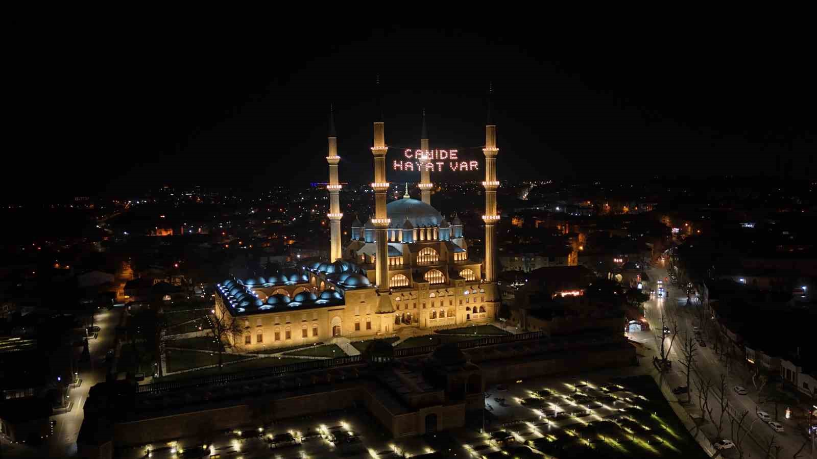 Selimiye Camii’nde mahya mesajı değişti: "Camide Hayat Var"
