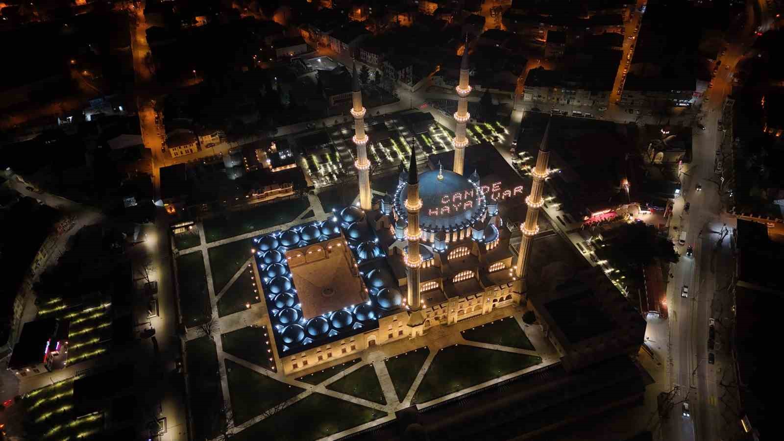 Selimiye Camii’nde mahya mesajı değişti: "Camide Hayat Var"
