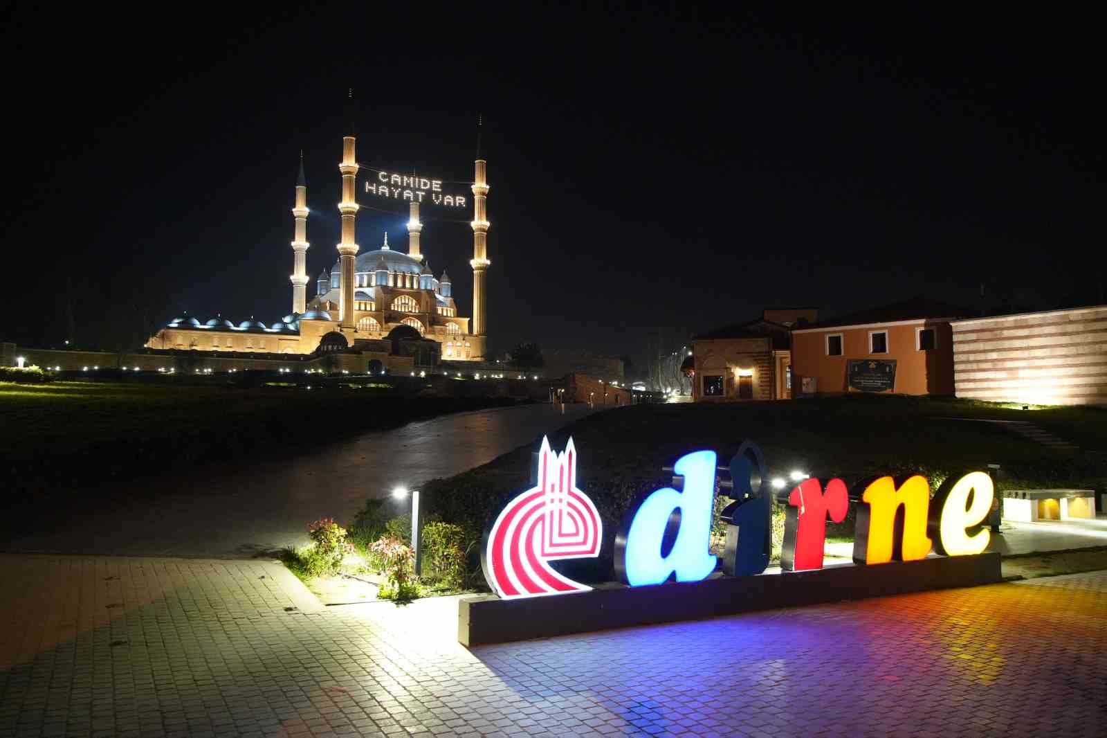 Selimiye Camii’nde mahya mesajı değişti: "Camide Hayat Var"
