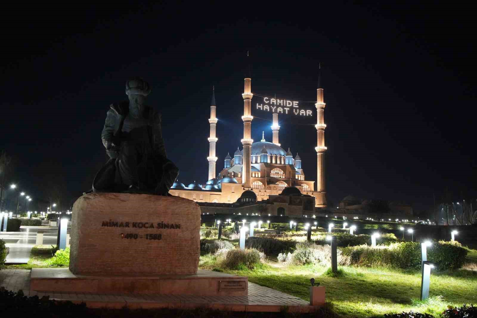 Selimiye Camii’nde mahya mesajı değişti: "Camide Hayat Var"

