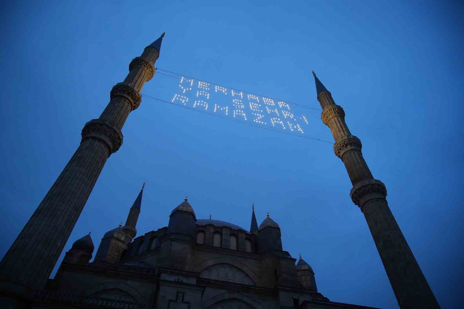 Selimiye Camii’nin minarelerine Ramazan mahyası asıldı
