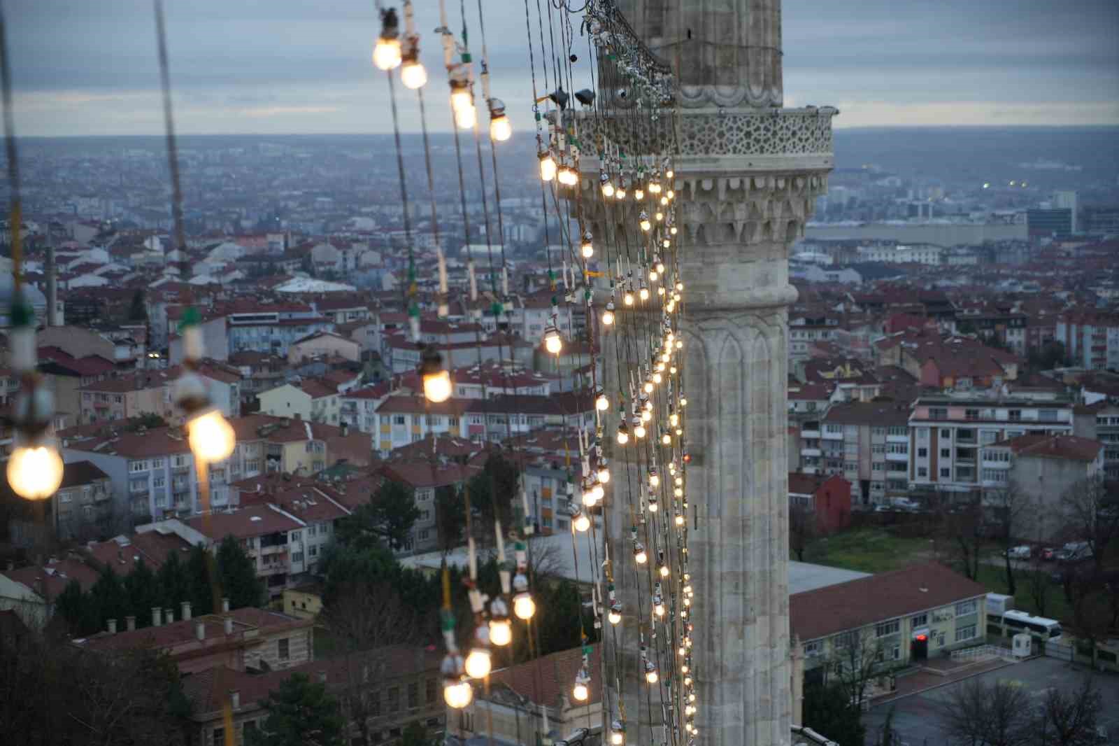 Selimiye Camii’nin minarelerine Ramazan mahyası asıldı
