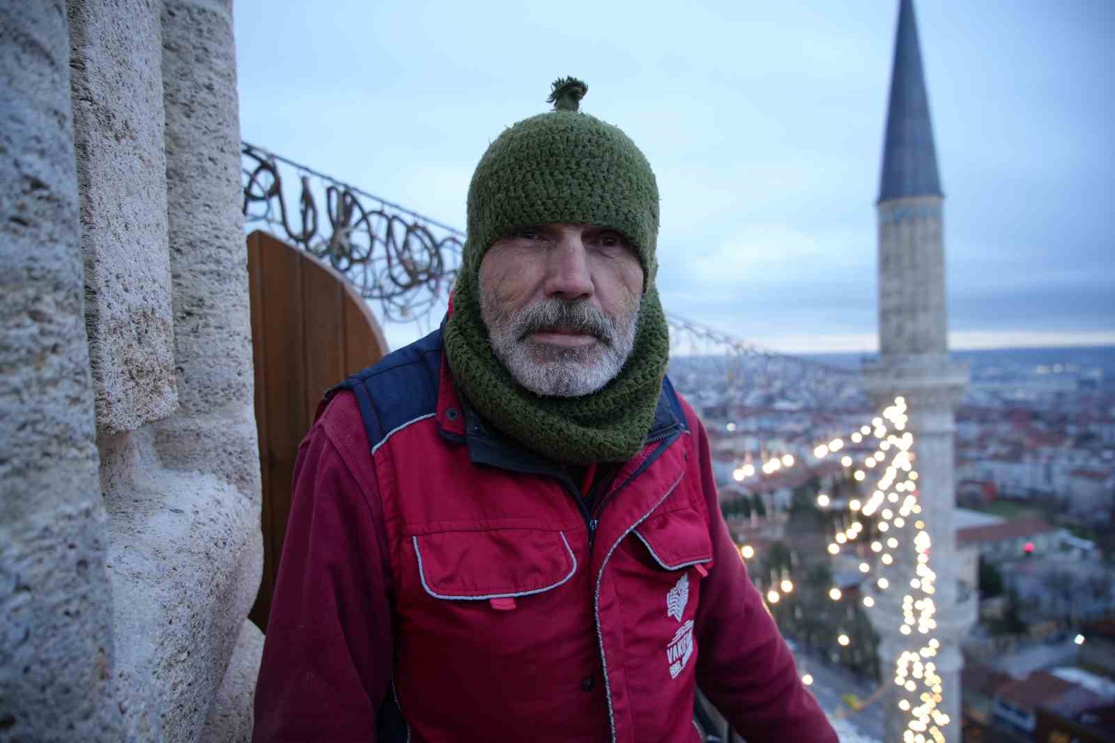 Selimiye Camii’nin minarelerine Ramazan mahyası asıldı
