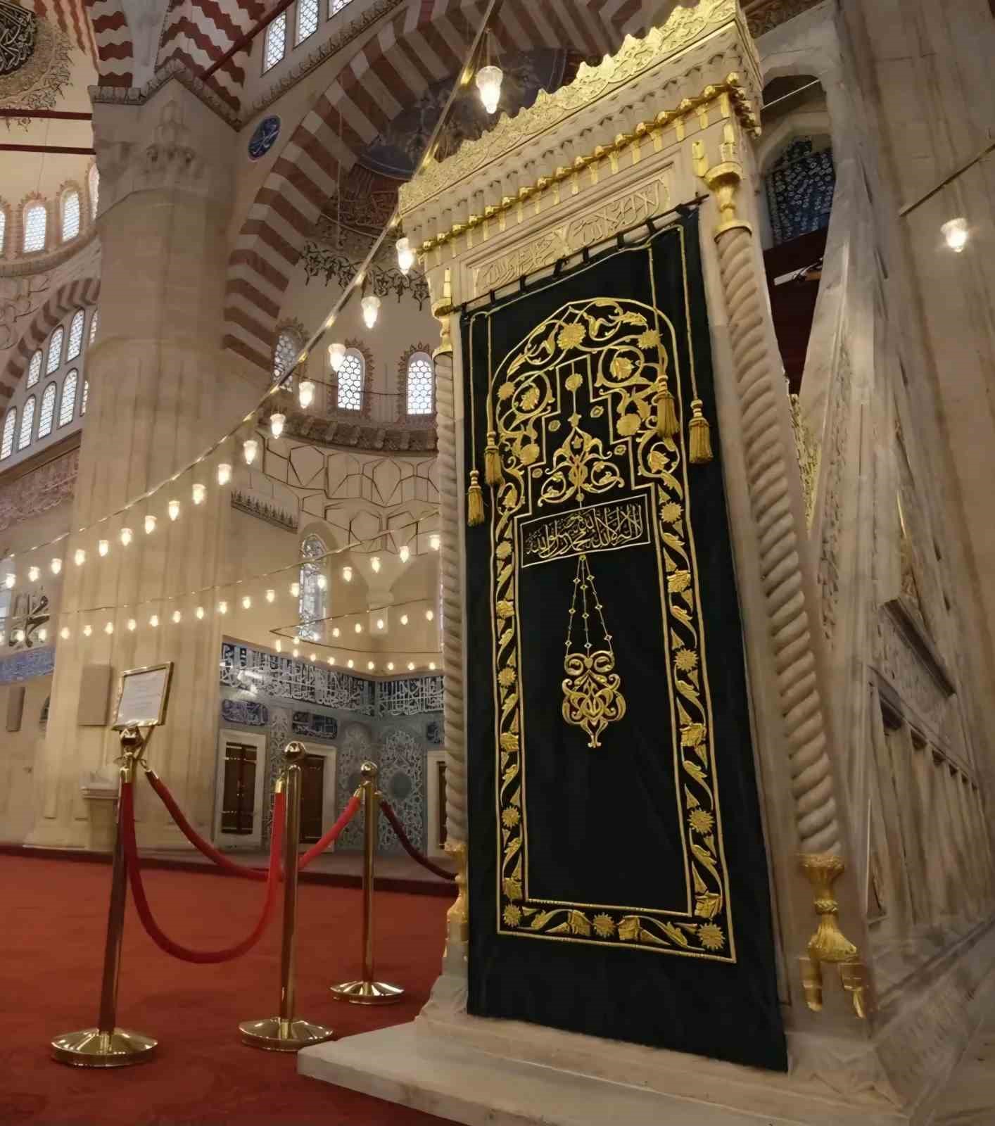 Selimiye Camii’nin minber örtüsü yenilendi
