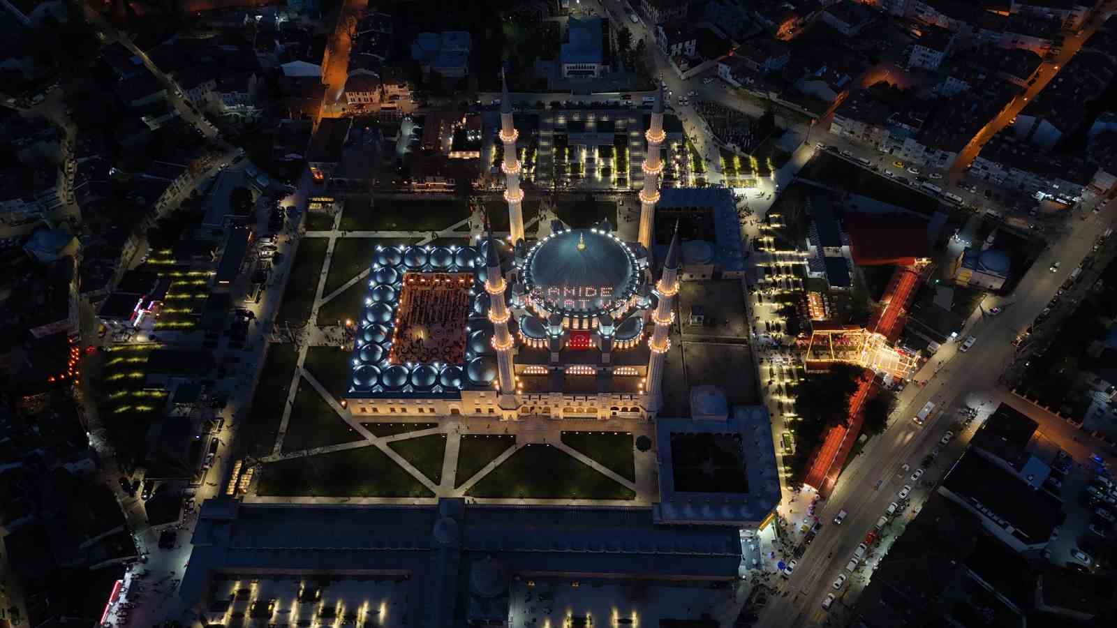 Selimiye’nin gölgesinde binlerce kişi iftarda buluştu
