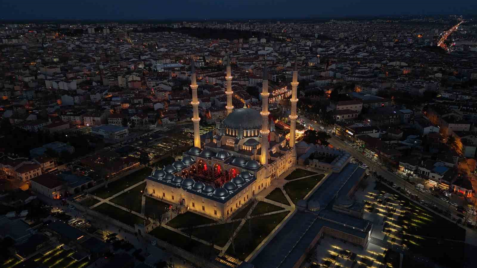 Selimiye’nin gölgesinde binlerce kişi iftarda buluştu
