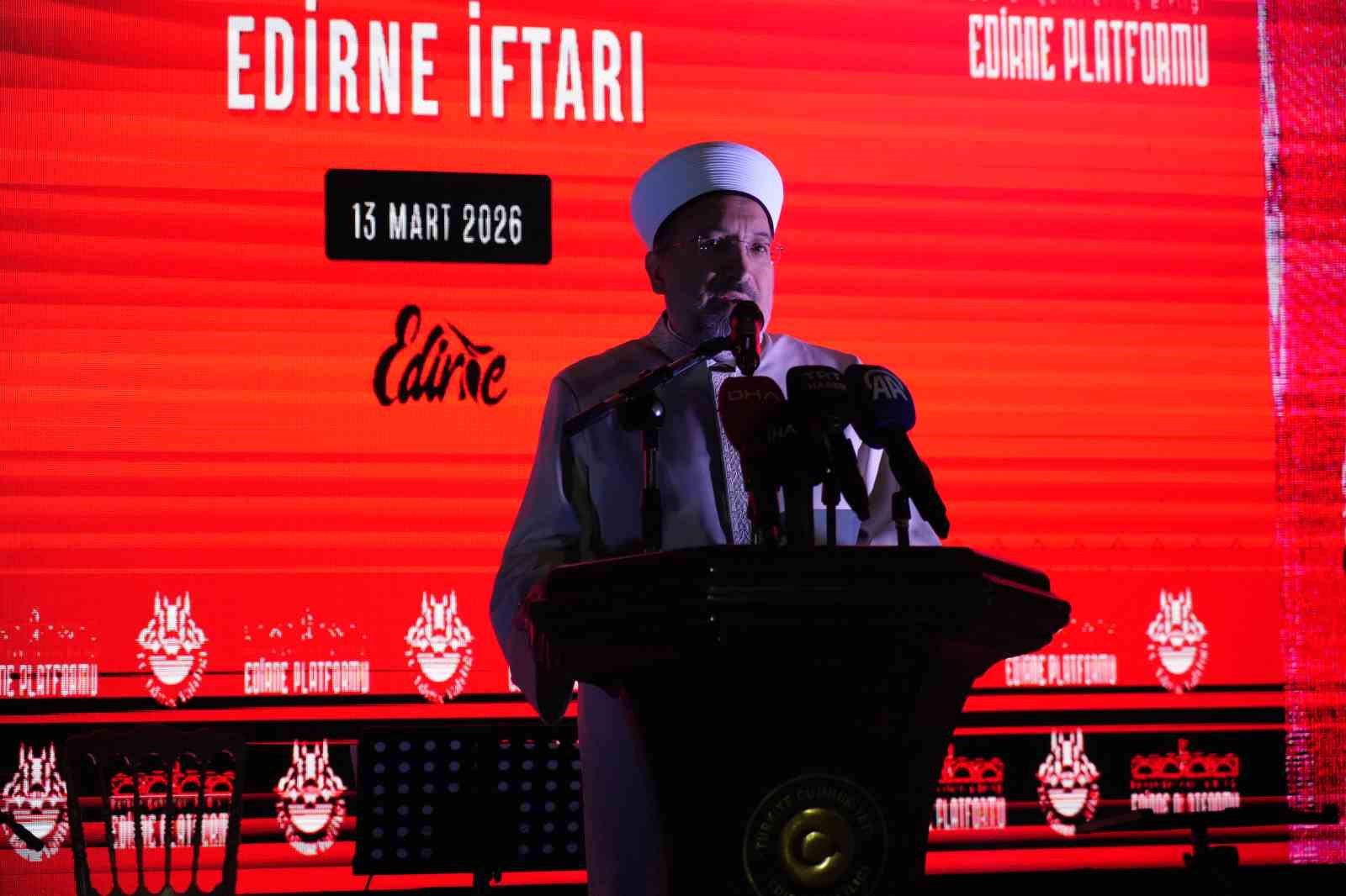 Selimiye’nin gölgesinde binlerce kişi iftarda buluştu
