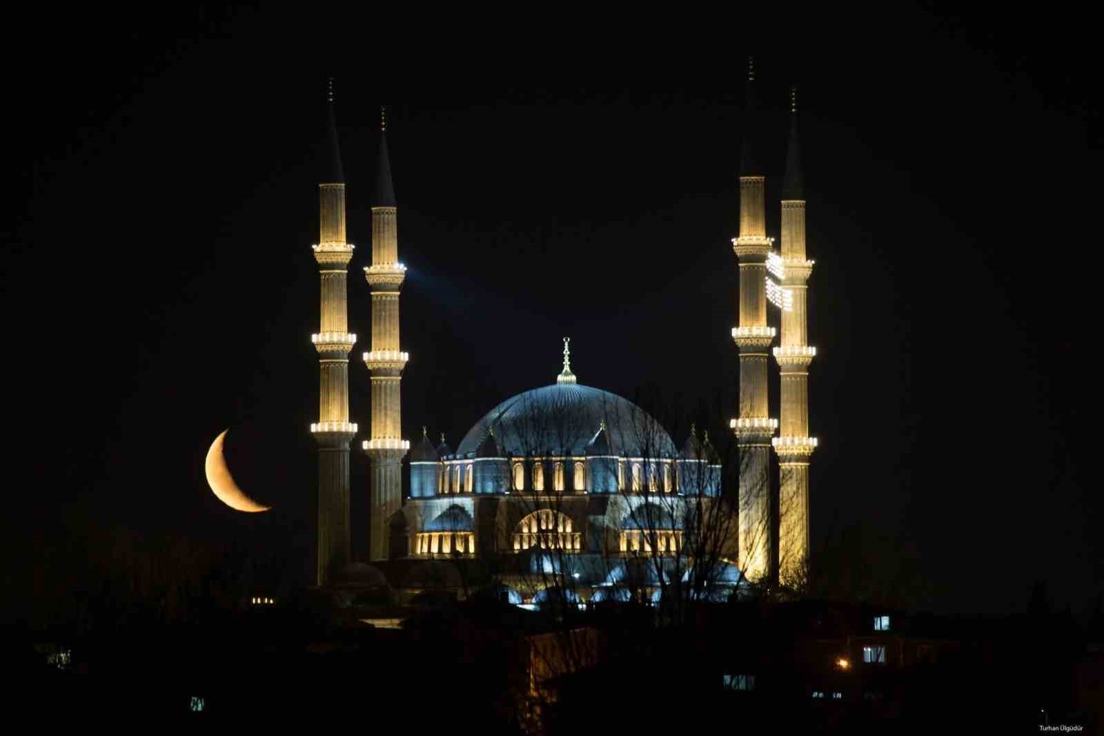 Selimiye’nin üzerinde hilal büyüledi
