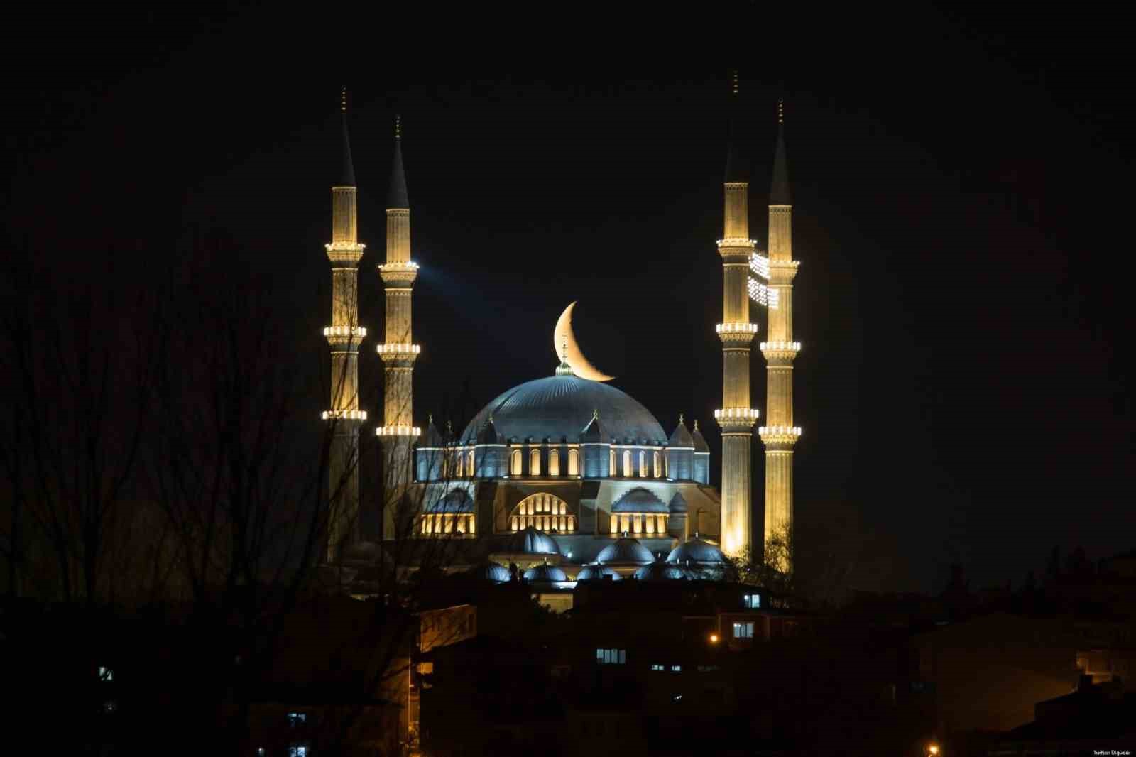 Selimiye’nin üzerinde hilal büyüledi
