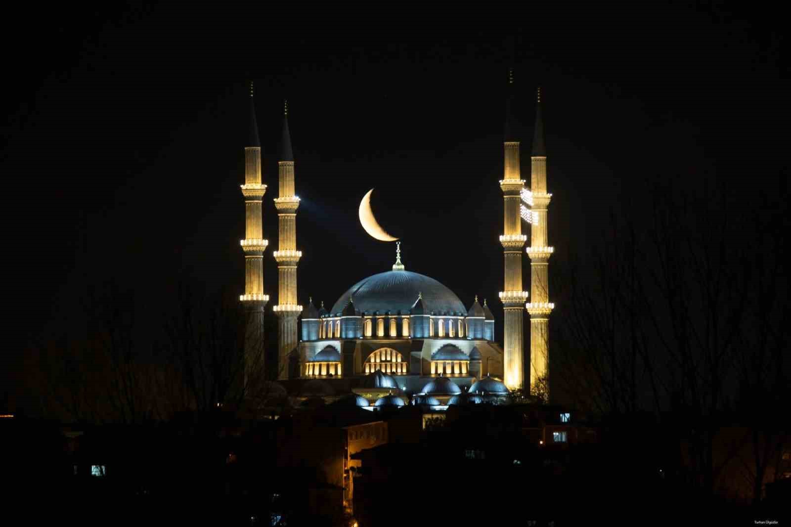 Selimiye’nin üzerinde hilal büyüledi
