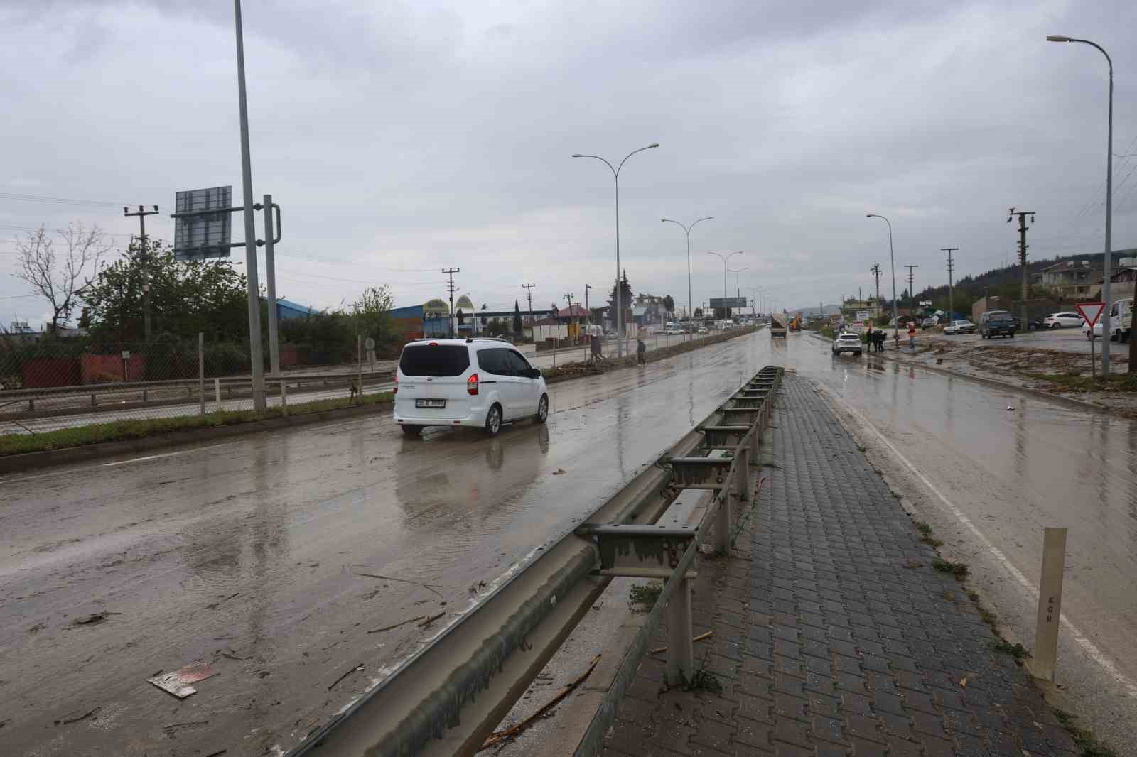 Selle birlikte araçları mahsur kaldığı karayolu ulaşıma açıldı
