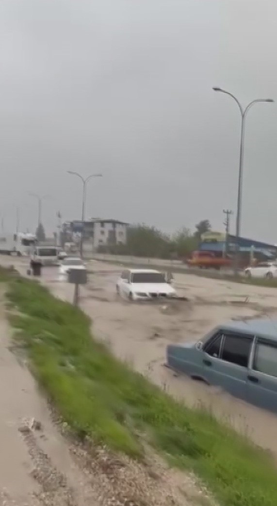 Selle birlikte araçları mahsur kaldığı karayolu ulaşıma açıldı
