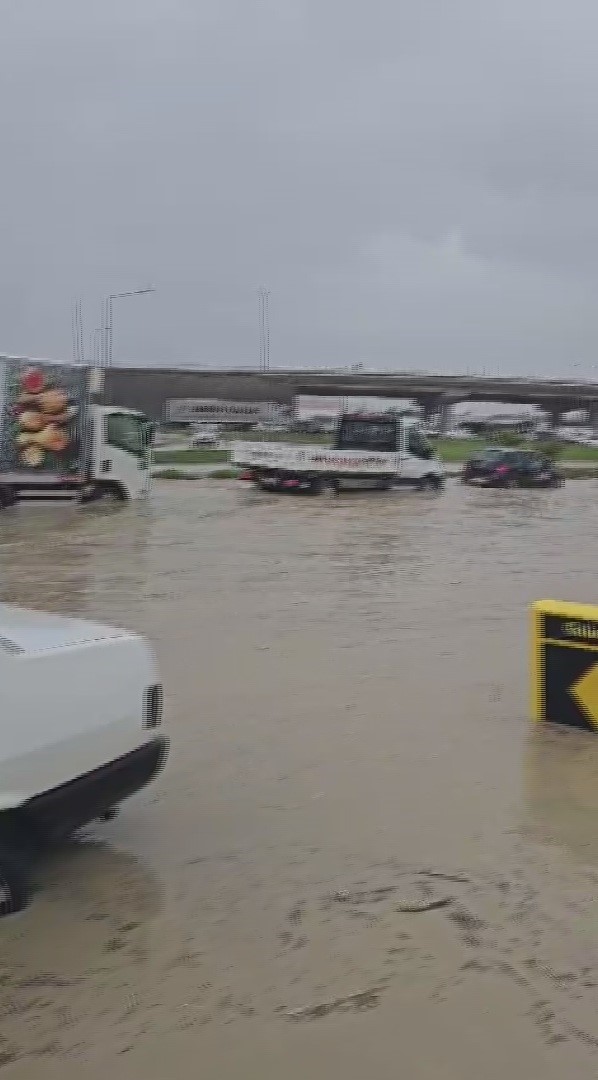 Selle birlikte araçları mahsur kaldığı karayolu ulaşıma açıldı

