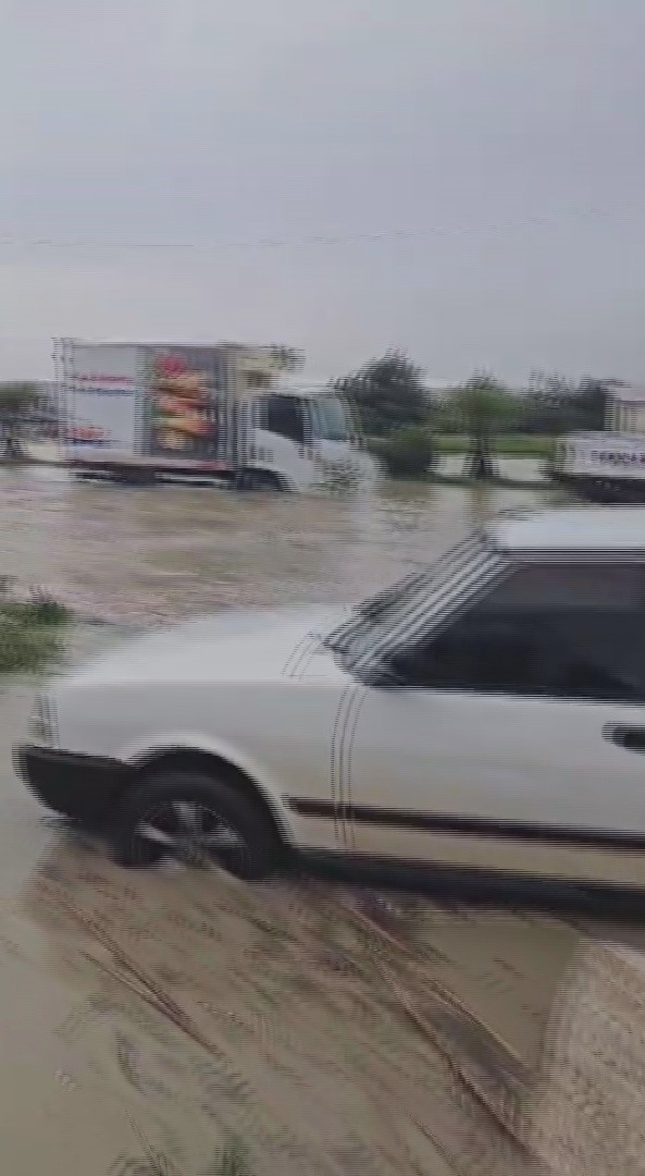 Selle birlikte araçları mahsur kaldığı karayolu ulaşıma açıldı
