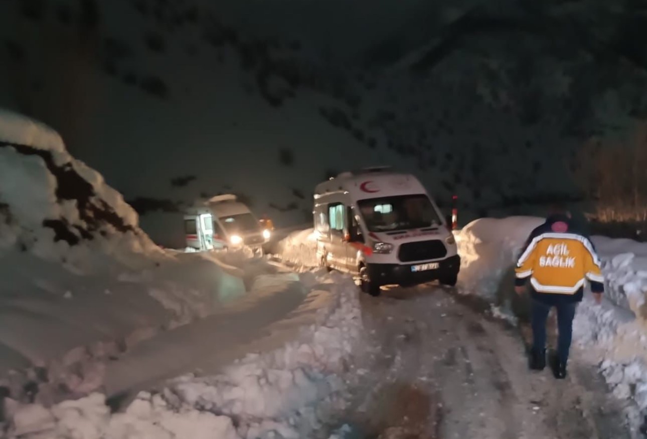 Şemdinli’de 1 metrelik karda hayat mesaisi: Zehirlenen 12 kişi için ekipler seferber oldu
