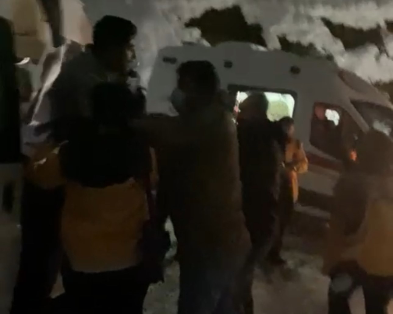 Şemdinli’de 1 metrelik karda hayat mesaisi: Zehirlenen 12 kişi için ekipler seferber oldu
