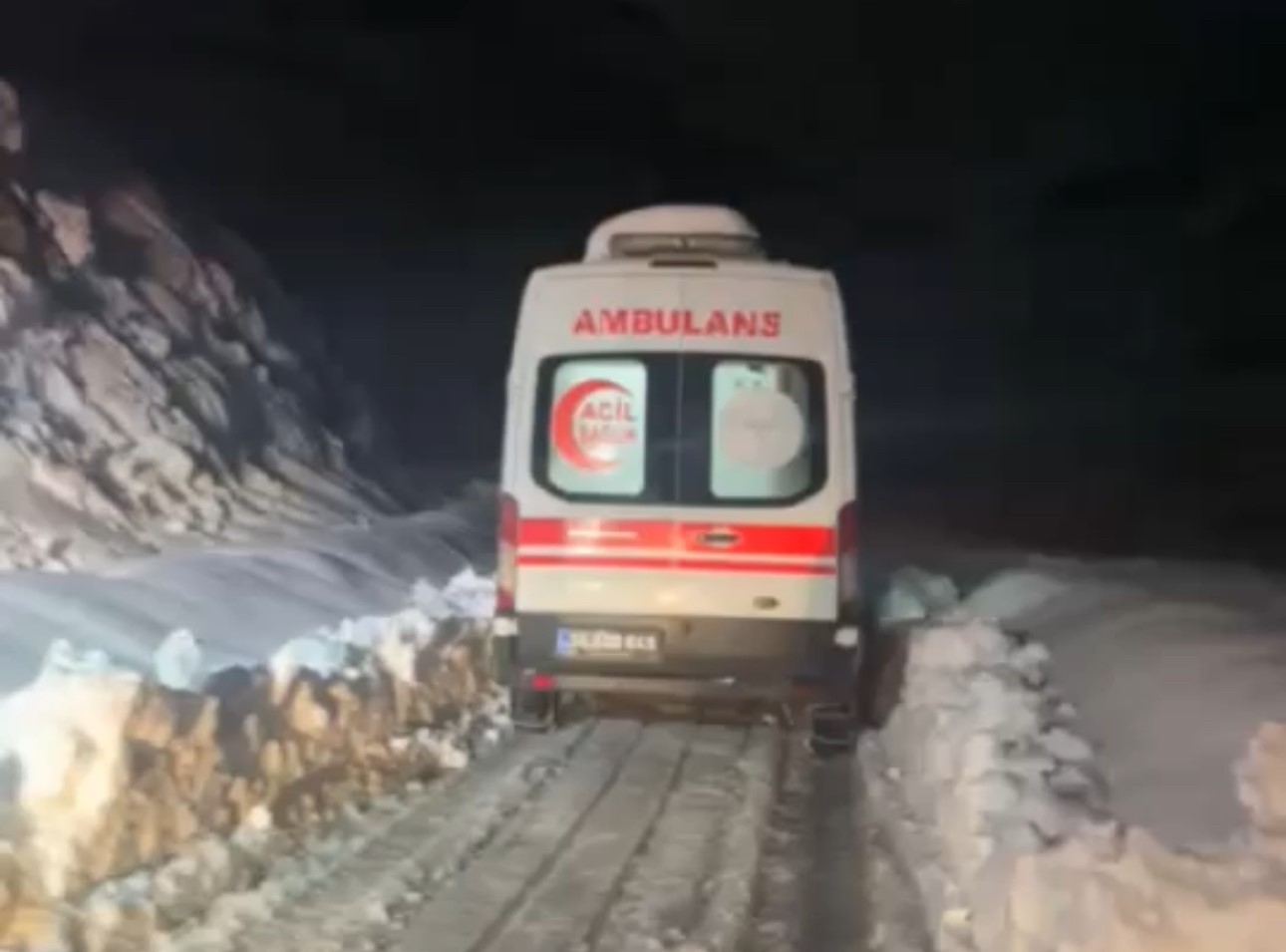 Şemdinli’de 1 metrelik karda hayat mesaisi: Zehirlenen 12 kişi için ekipler seferber oldu
