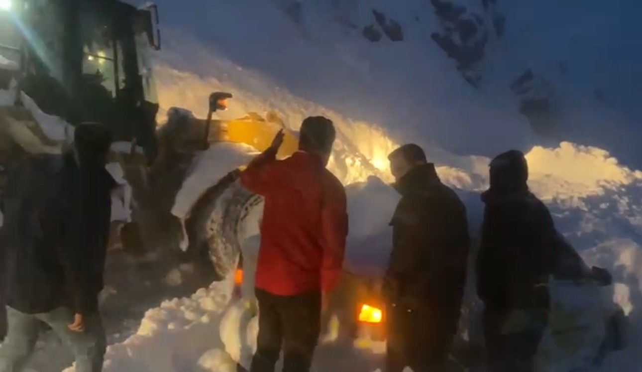 Şemdinli’de çığ altında can pazarı: Karayolları ekipleri zamanla yarışarak 3 kişiyi kurtardı

