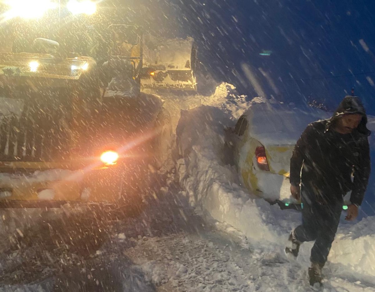Şemdinli’de çığ altında can pazarı: Karayolları ekipleri zamanla yarışarak 3 kişiyi kurtardı

