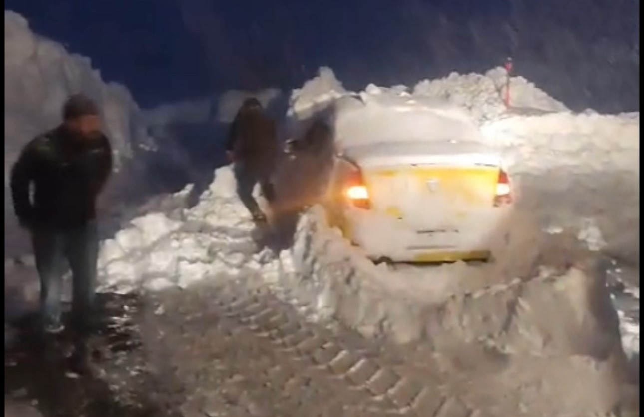 Şemdinli’de çığ altında can pazarı: Karayolları ekipleri zamanla yarışarak 3 kişiyi kurtardı
