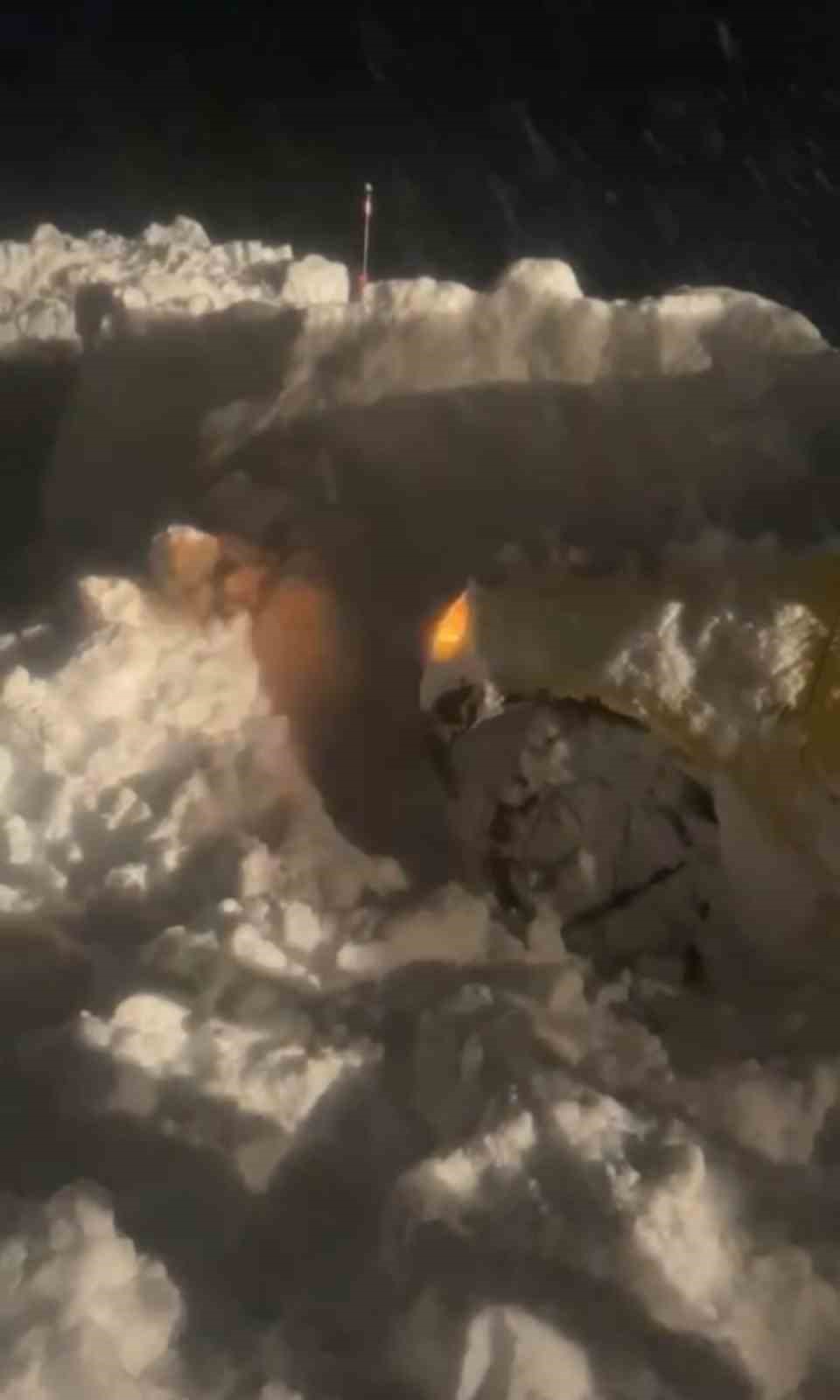 Şemdinli’de çığ altında can pazarı: Karayolları ekipleri zamanla yarışarak 3 kişiyi kurtardı
