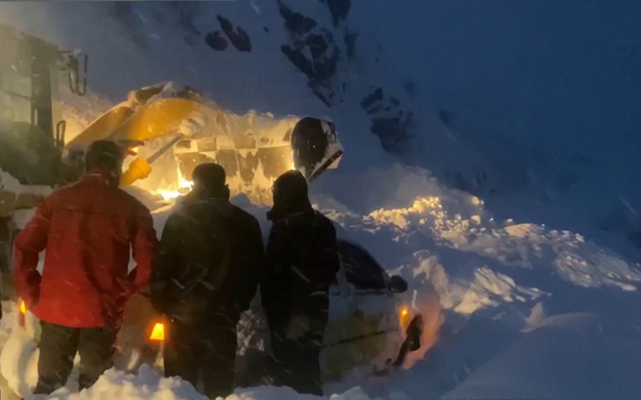 Şemdinli’de çığ altında can pazarı: Karayolları ekipleri zamanla yarışarak 3 kişiyi kurtardı
