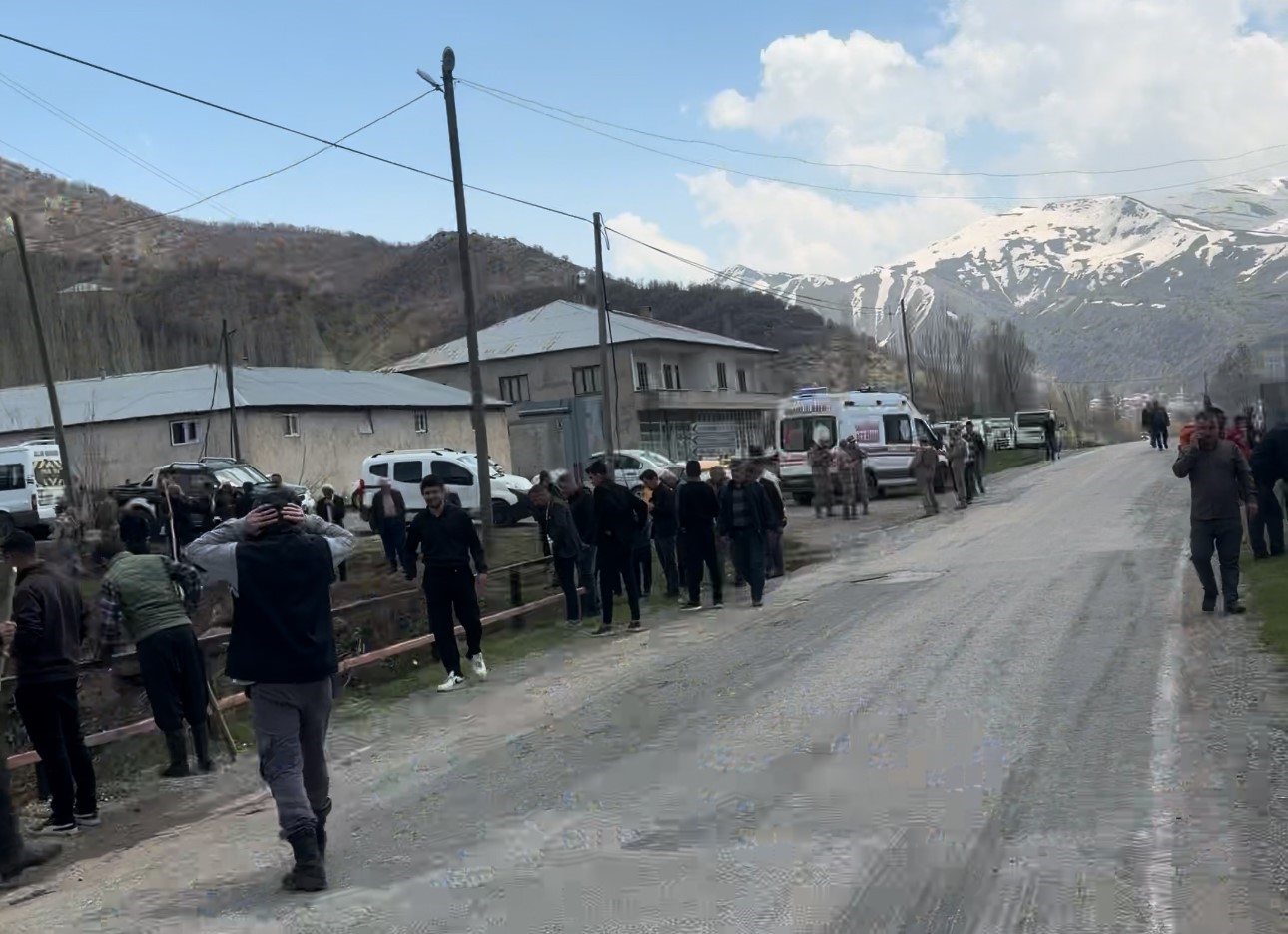 Şemdinli’de dereye düşen çocuk için seferberlik başlatıldı
