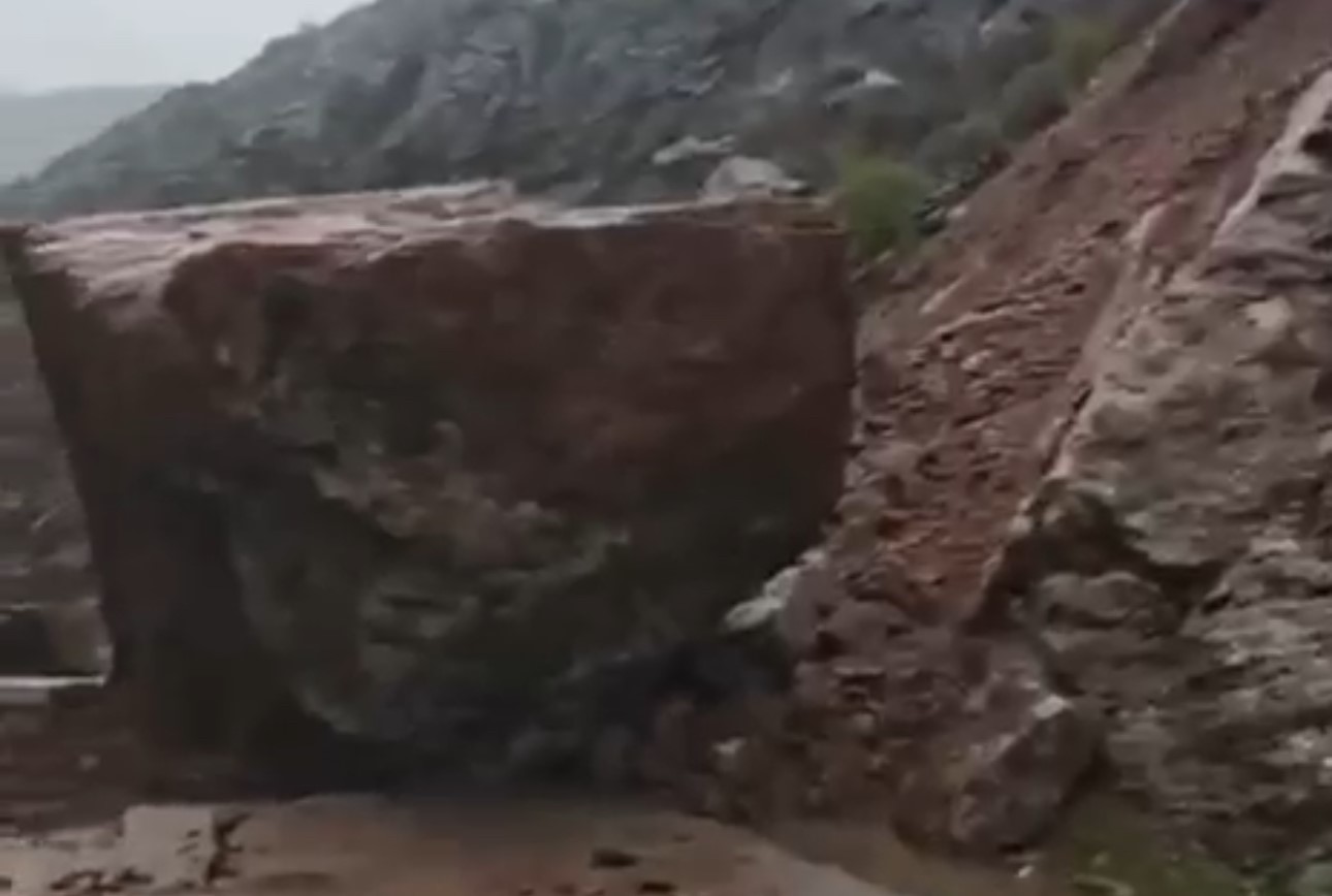 Şemdinli’de dev kaya parçası yolu ulaşıma kapattı
