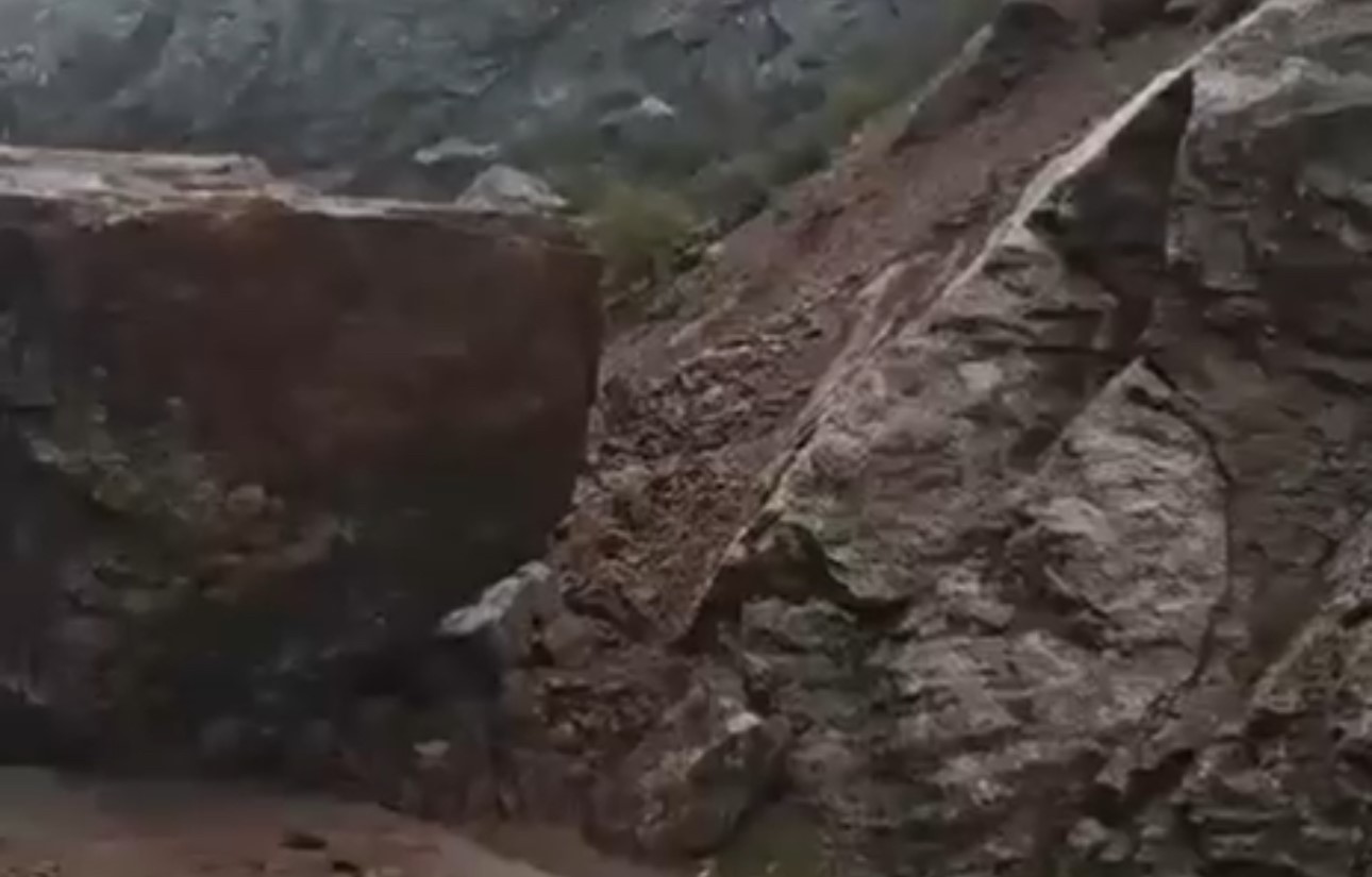 Şemdinli’de dev kaya parçası yolu ulaşıma kapattı
