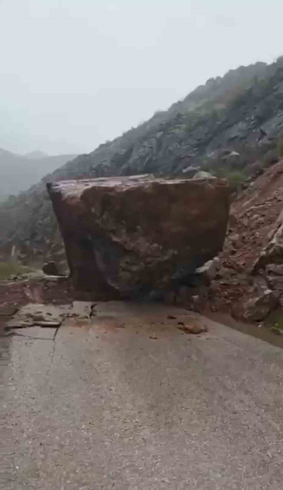 Şemdinli’de dev kaya parçası yolu ulaşıma kapattı
