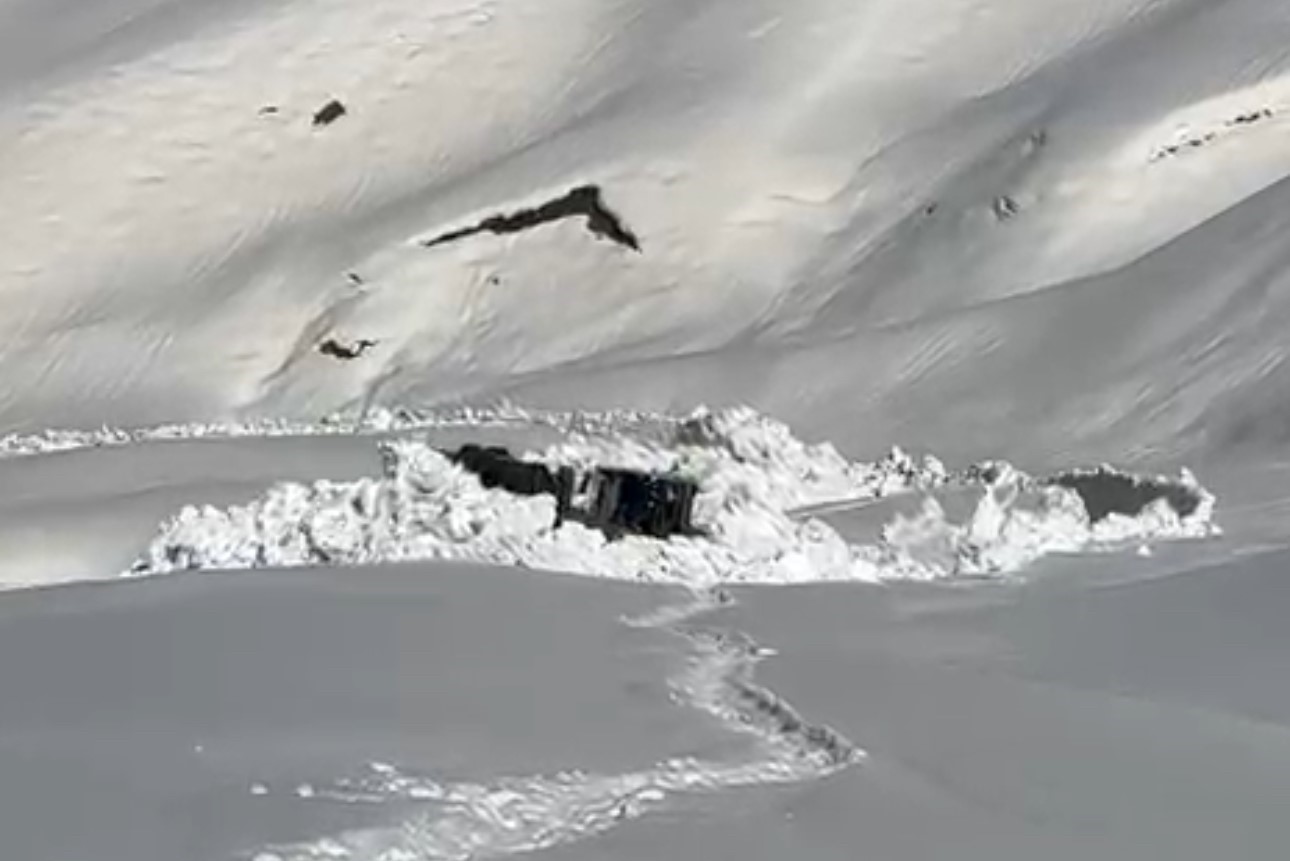 Şemdinli’de iş makinesinin boyunu bulan kar tünellerinde çalışma
